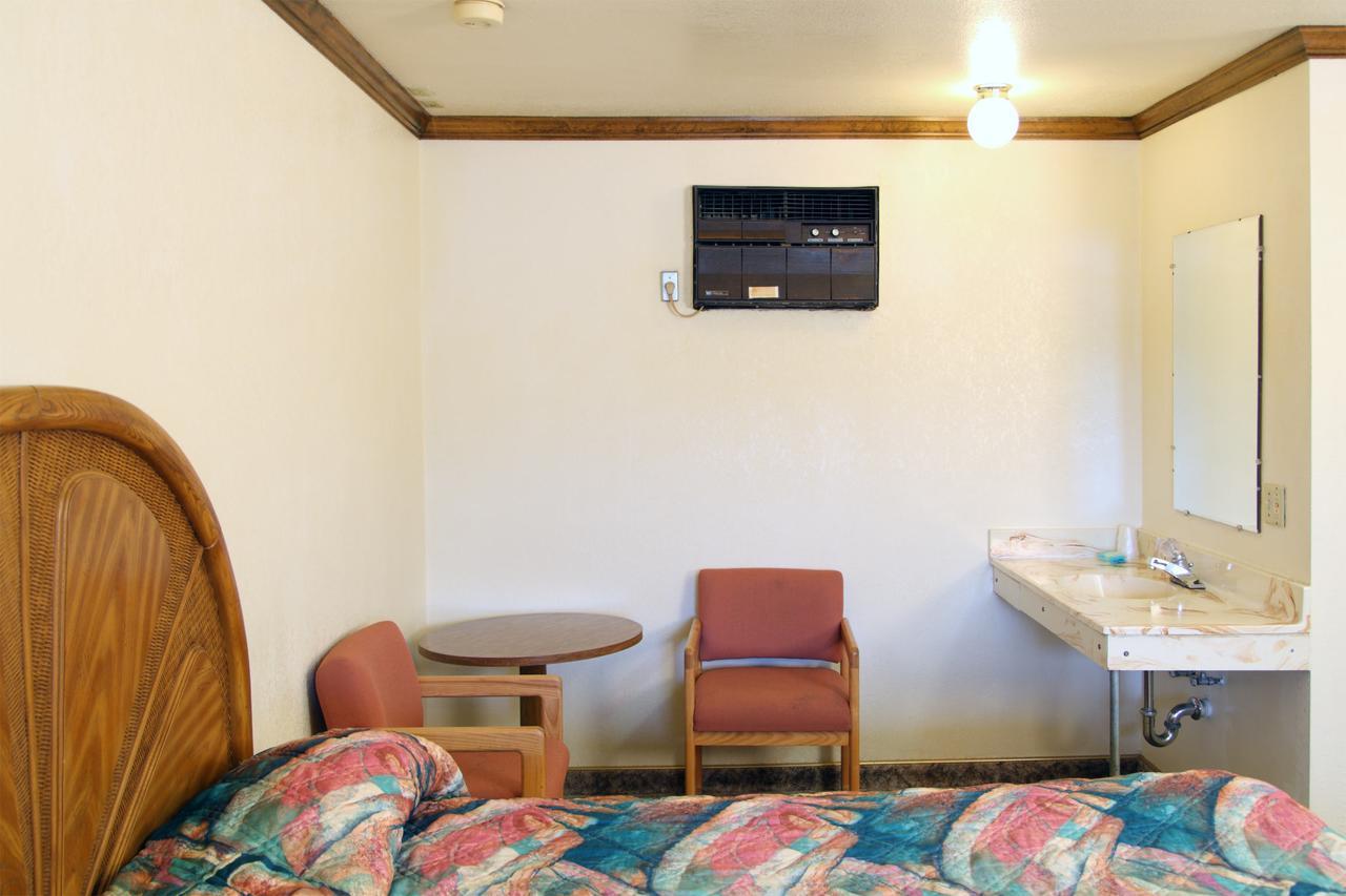 Country Inn Motel Dove Creek Exterior photo