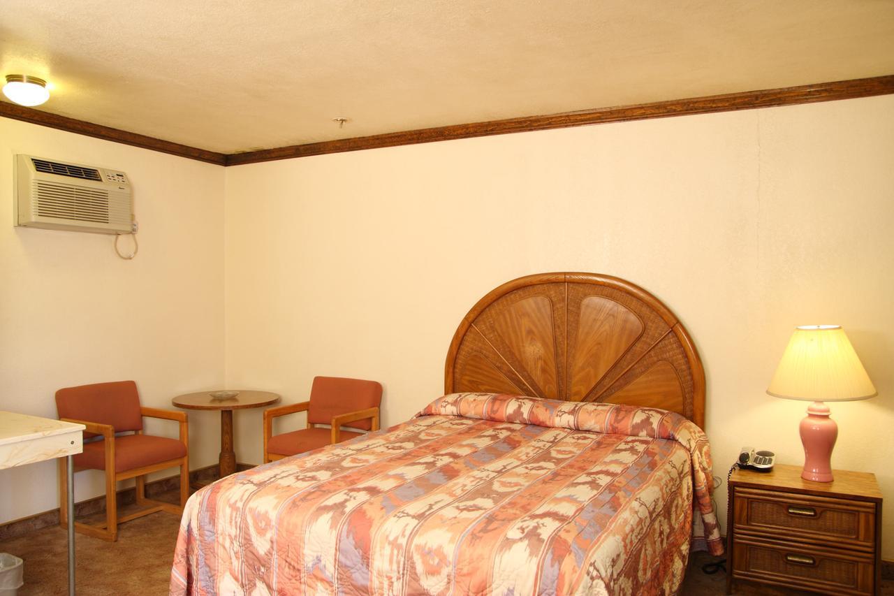 Country Inn Motel Dove Creek Exterior photo